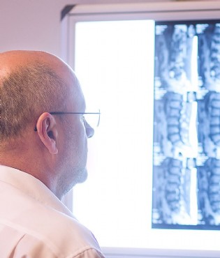 Dr. Mykola Dmyterko mit Röntgen